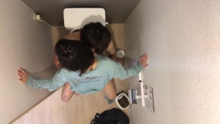 おしっこしてる時に19歳彼女が後ろから抱きついてきてそのままトイレの中でネチョネチョSEX開始。【素人】